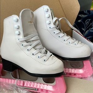 Girls figure skates - tricot lined - 10y